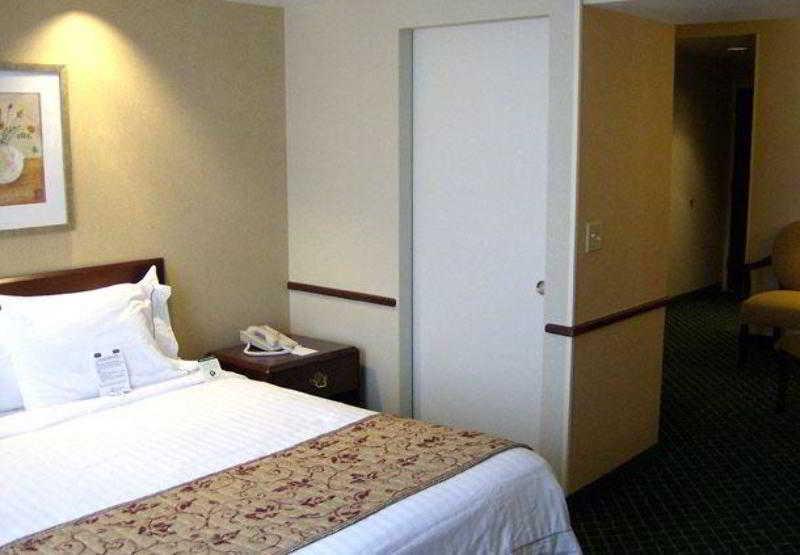 Fairfield Inn & Suites באטלר חדר תמונה