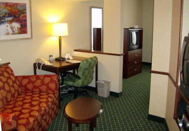 Fairfield Inn & Suites באטלר חדר תמונה